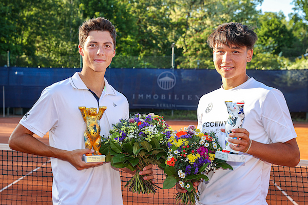 Siegerehrung: Sanchez Martinez, Benito Jaron (Tennis-Club SCC Berlin) - Verbandsmeister 2023 und Malaszszak, Markus (Tennis-Club SCC Berlin) - Verbandsvizemeister 2023, Verbandsmeisterschaften der Damen und Herren 2023 - Finals, Berlin, Zehlendorfer Wespen, 02.06.2023, Foto: Claudio Gärtner