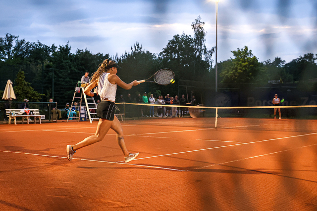 Damen-Finale im dritten Satz unter Flutlicht: Strombach, Santa (LTTC "Rot-Weiß" Berlin) und Buchwald, Helena (Tennis-Club SCC Berlin), Finale - TVBB Verbandsmeisterschaften 2024, Berlin, Zehlendorfer Wespen, 24.05.2024, Foto: Claudio Gärtner