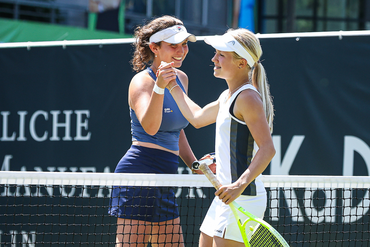 Zhenikhova, Sonja (TK Blau-Gold Steglitz) und Strogalshchikova, Daria (Tennis-Club SCC Berlin) am Netz, Berlin Tennis Junior Open 2025, Berlin, LTTC "Rot-Weiß", 21.06.2025, Foto: Claudio Gärtner